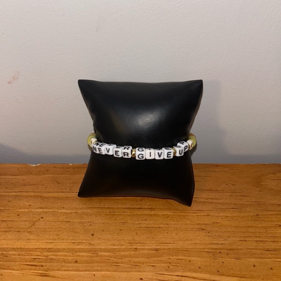 Never Give Up Heishi Bracelet - Picture 1 of 10